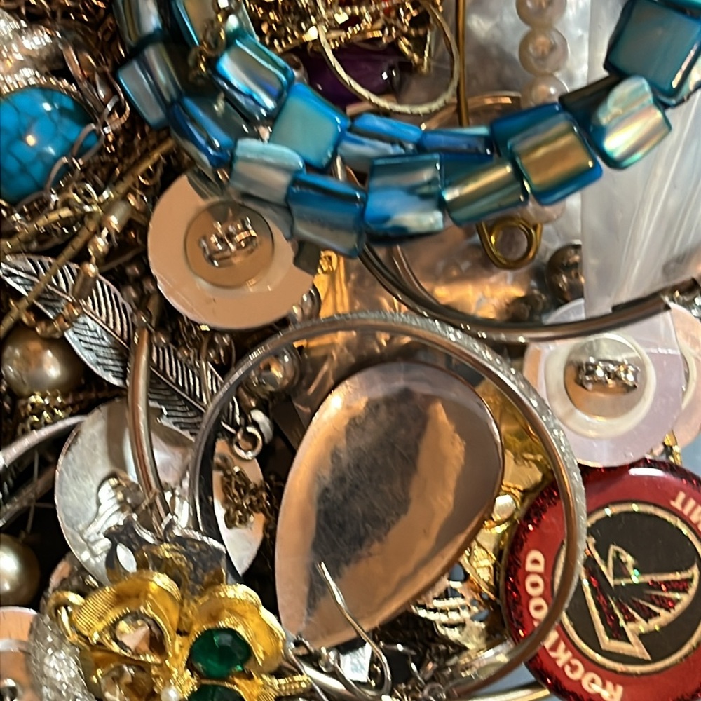 Scrap lot, 2.42 lbs, some wearable but most scrap lot 07257 - Picture 9 of 10